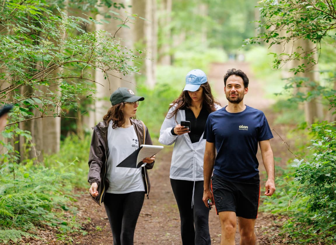 Trois personnes marchant en forêt